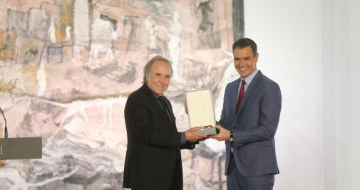 El cantante Joan Manuel Serrat y el presidente del Gobierno, Pedro Sánchez / EP