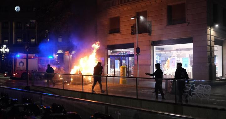 Un contenedor arde en el centro de Barcelona durante los disturbios generados tras una manifestación contra las restricciones del Govern / PABLO MIRANZO