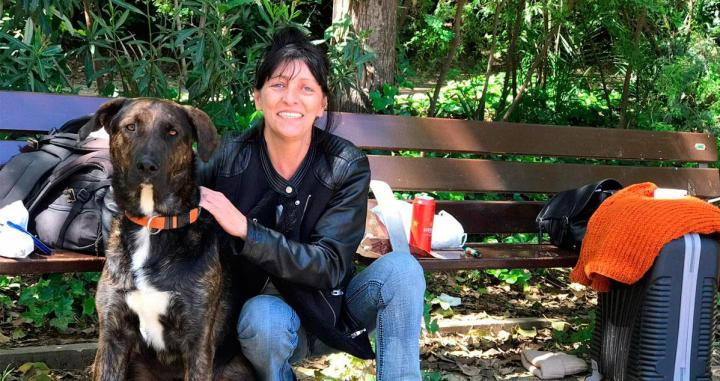 Yolanda, en el parque donde duerme junto a un perro / LAGARDER