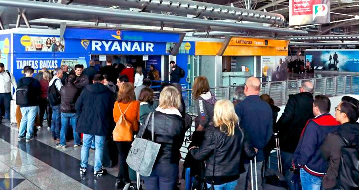 Cola de pasajeros tras la primera huelga de auxiliares de vuelo de Ryanair / EFE