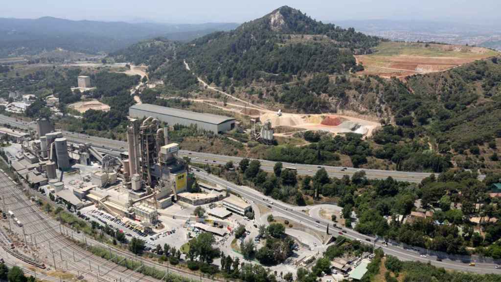 La fábrica de Lafarge en Montcada i Reixac (Barcelona), del Grupo LafargeHolcim / EUROPA PRESS