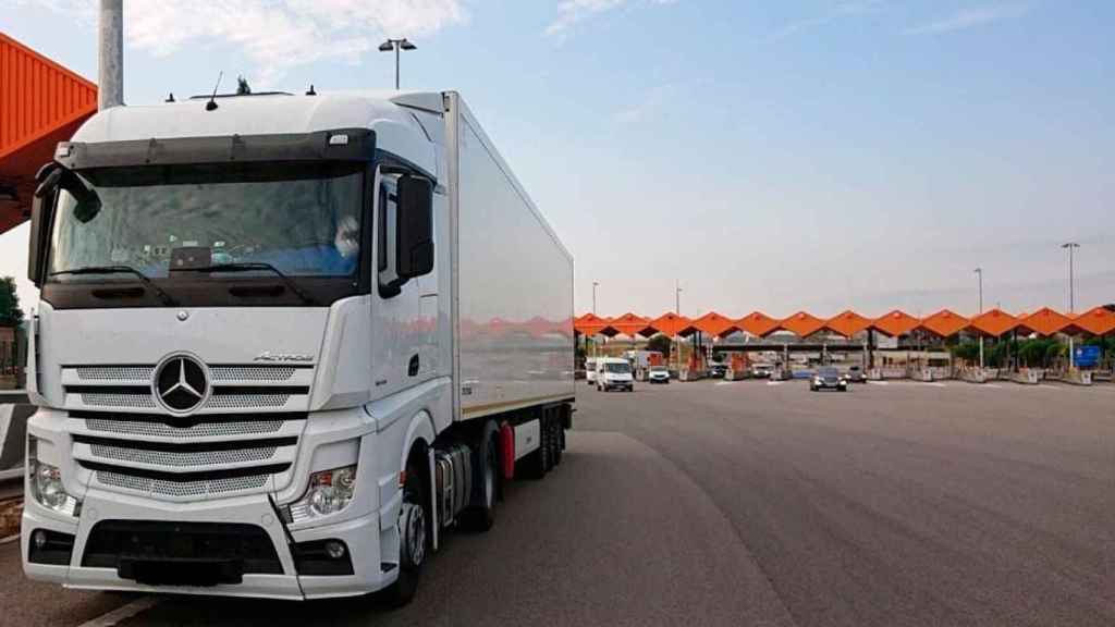 Un camionero en la puerta de entrada de la autopista AP-7 en Cataluña por La Jonquera / MOSSOS