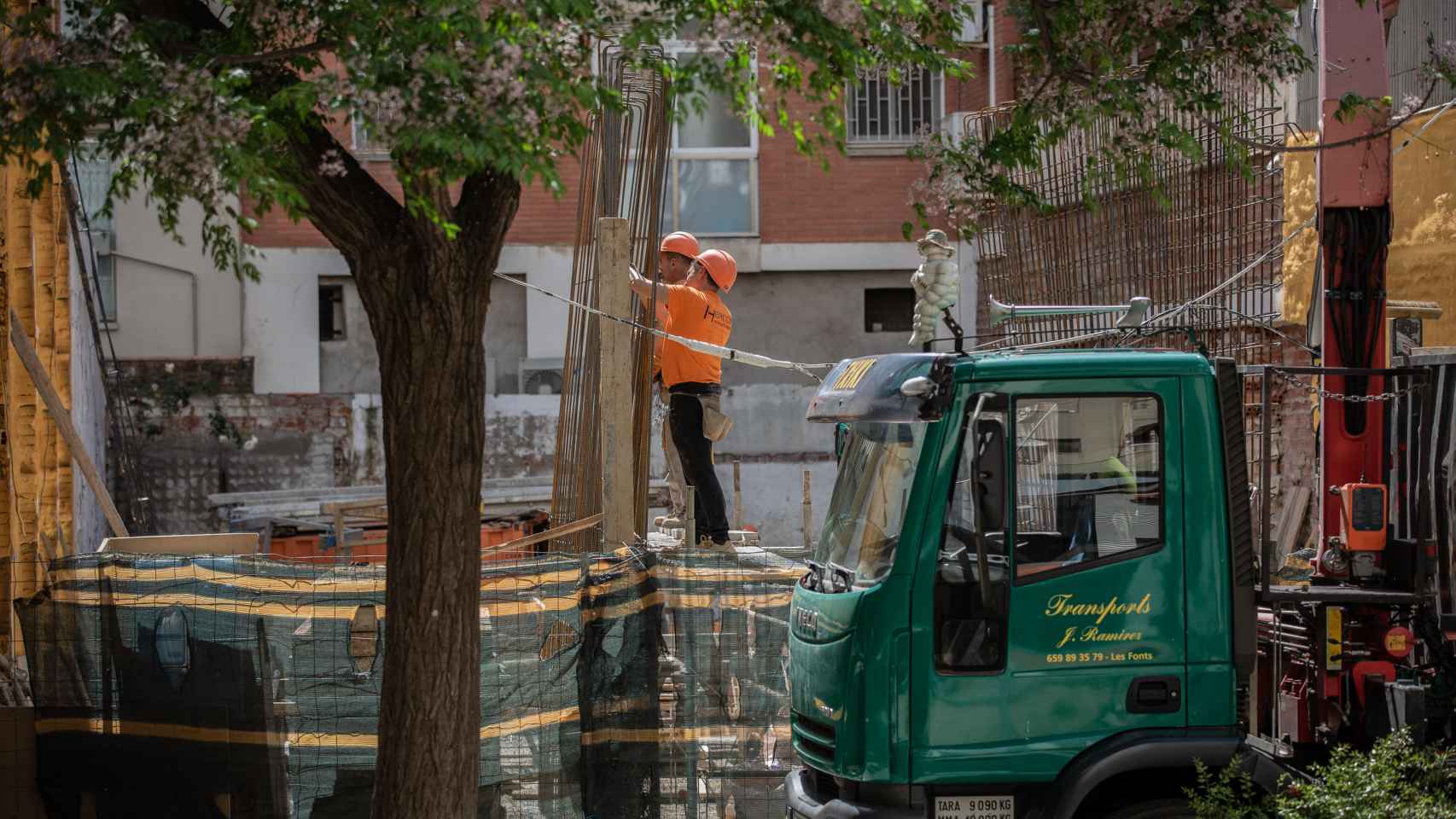 Dos trabajadores de la construcción, uno de los sectores más afectados por los ERTE / EP