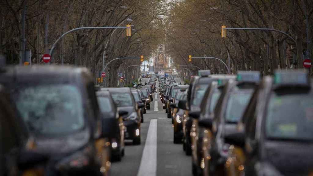 Manifestación de taxistas contra Uber en el centro de Barcelona / EFE