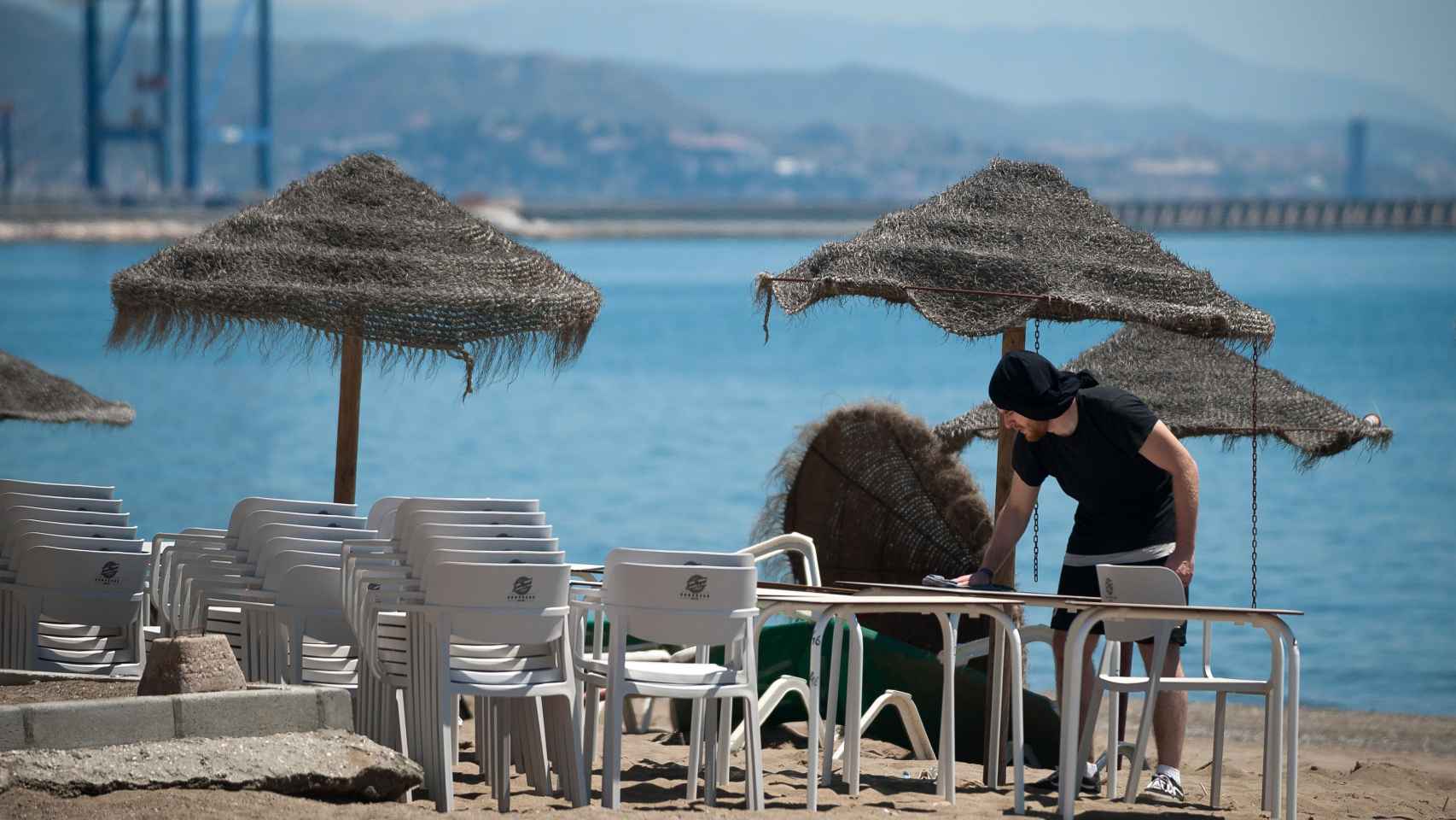 Los chiringuitos comienzan a reabrir de cara a verano tras la crisis del coronavirus / EUROPA PRESS