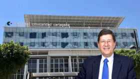 Jorge Guarner, presidente y fundador de Healthcare Activos, junto al Centro Médico Virgen de la Caridad de Cartagena (Murcia) / CG