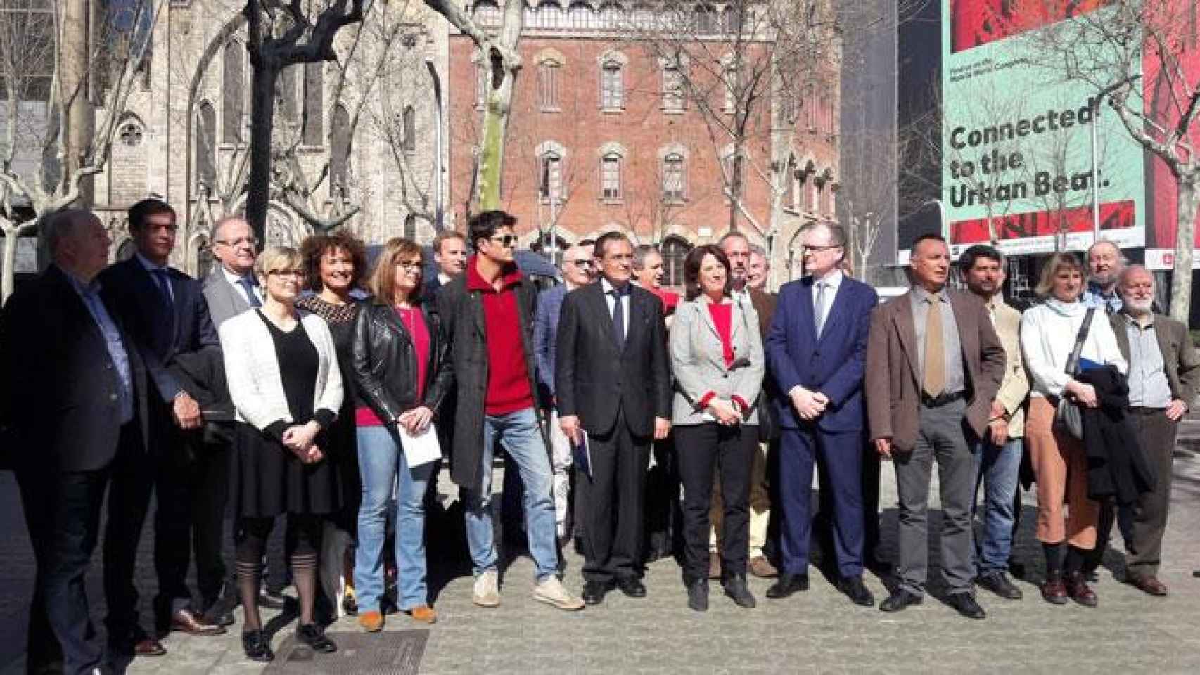 Elisenda Paluzie (c) en la presentación de la candidatura de la ANC para las elecciones de la Cámara de Comercio de Barcelona junto al actor Joel Joan y el presidente de Pimec Vallès Oriental, Pere Barrios / CG