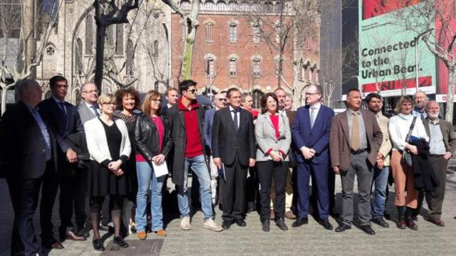 Elisenda Paluzie (c) en la presentación de la candidatura de la ANC para las elecciones de la Cámara de Comercio de Barcelona junto al actor Joel Joan y el presidente de Pimec Vallès Oriental, Pere Barrios / CG