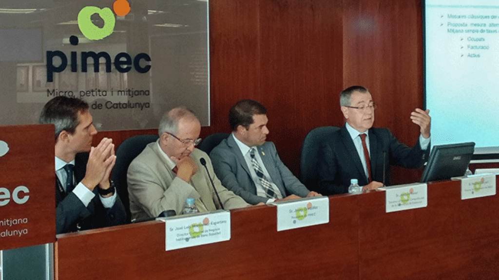 Pimec presenta el 15 Anuario de la Pyme Catalana con su autor, Modest Guinjoan (d); el secretario de Empresa de la Generalitat, Jaoquim Ferrer (2d); el presidente de la patronal, Josep González (2i); y representante de Banco SAbadell, José Luis Montesinos