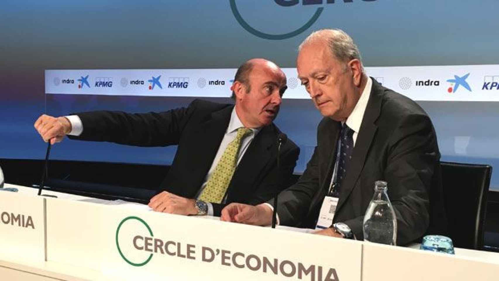 Luis de Guindos (i), ministro de Economía, junto a Juan José Brugera (d), líder del Círculo de Economía en la XXXIII reunión del lobby empresarial catalán en Sitges / CG