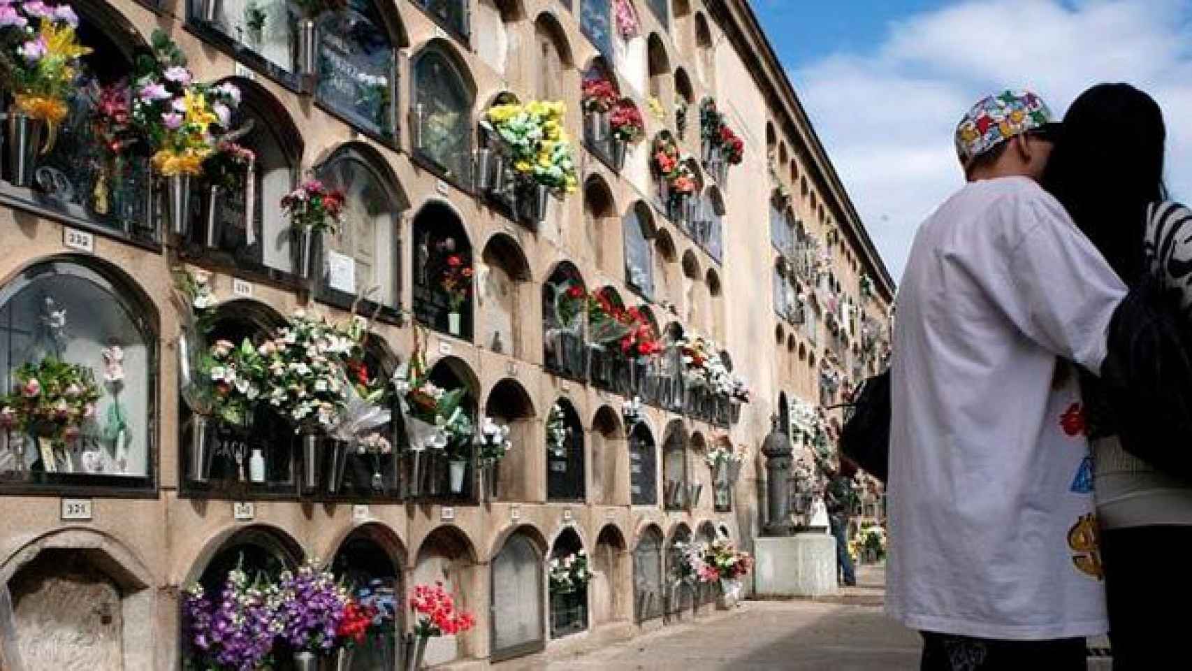 Imagen de dos visitantes en un cementerio municipal de Barcelona / CG