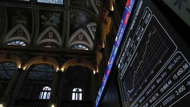 Pantalla de la Bolsa de Madrid donde se registra la evolución del Dow Jones, el índice del mercado de Nueva York / EFE