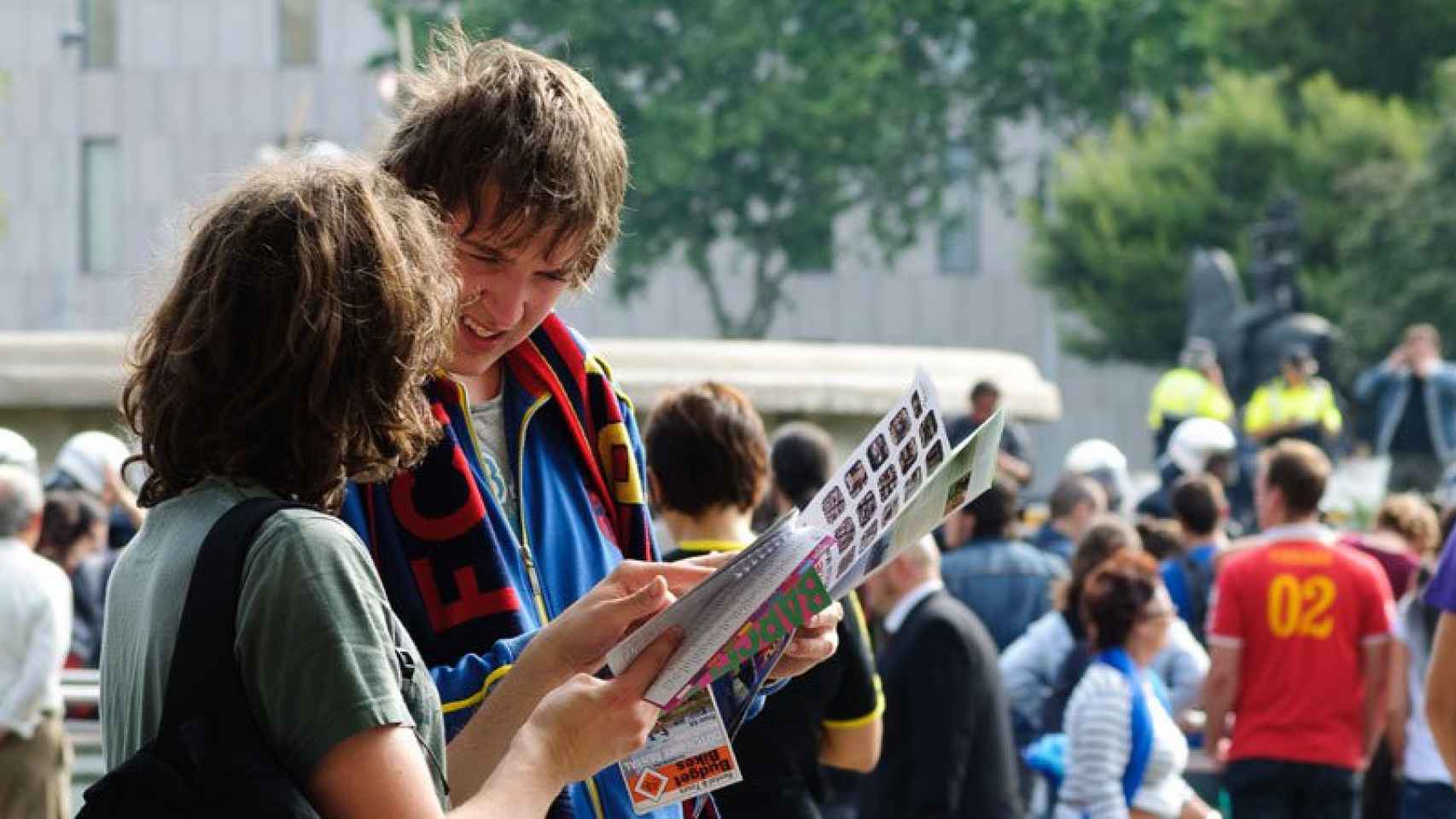 Dos turistas consultan un mapa en el centro de Barcelona