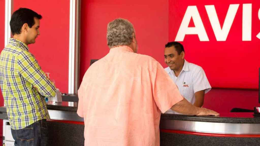 Avis recorta personal en las oficinas y lo centraliza en su 'call center'