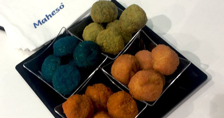 Croquetas de Gin Tonic (azules), picantes (rojas), de guaraná y espirulina (verdes) y de frutas (narnaja) de Maheso / CG