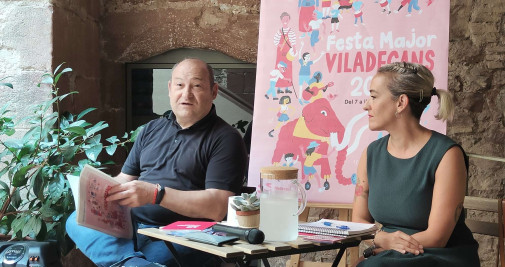 El alcalde de Viladecans, Carles Ruiz (i), junto a la segunda teniente de la ciudad, Gisela Navarro, durante la presentación de la fiesta mayor de 2022 / CG