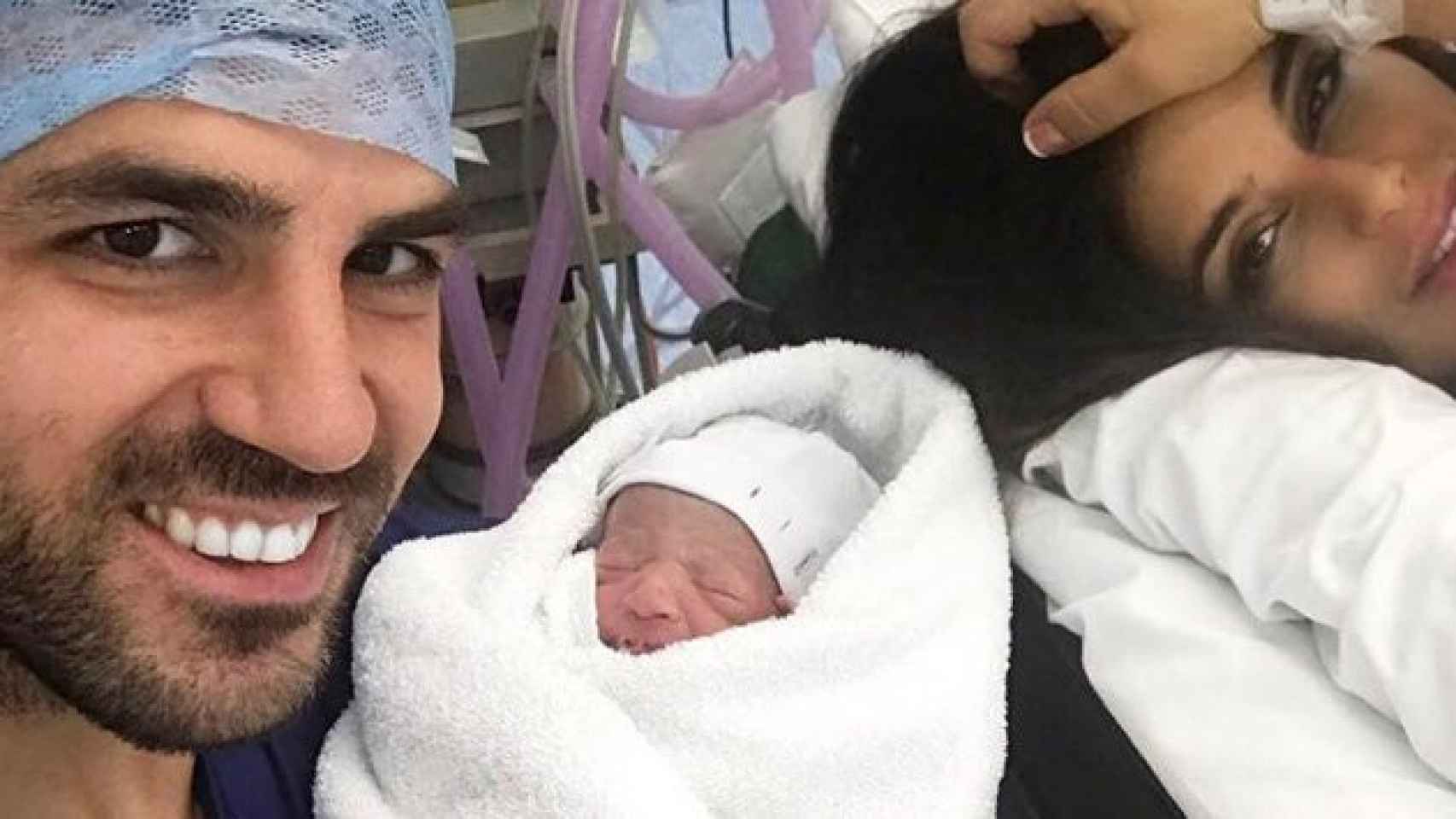 Cesc Fàbregas y Daniella Seeman posan felices con Leonardo, nacido el martes / Twitter