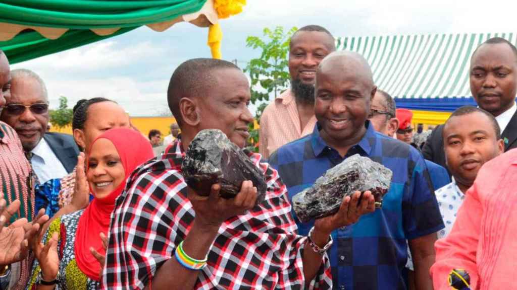 Un joven minero de Tanzania con dos rocas de tanzanita / TWITTER