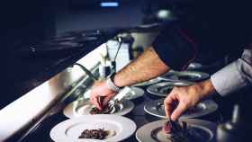 Cocinero experimentando con la gastronomía en un 'coworking' / UNSPLASH