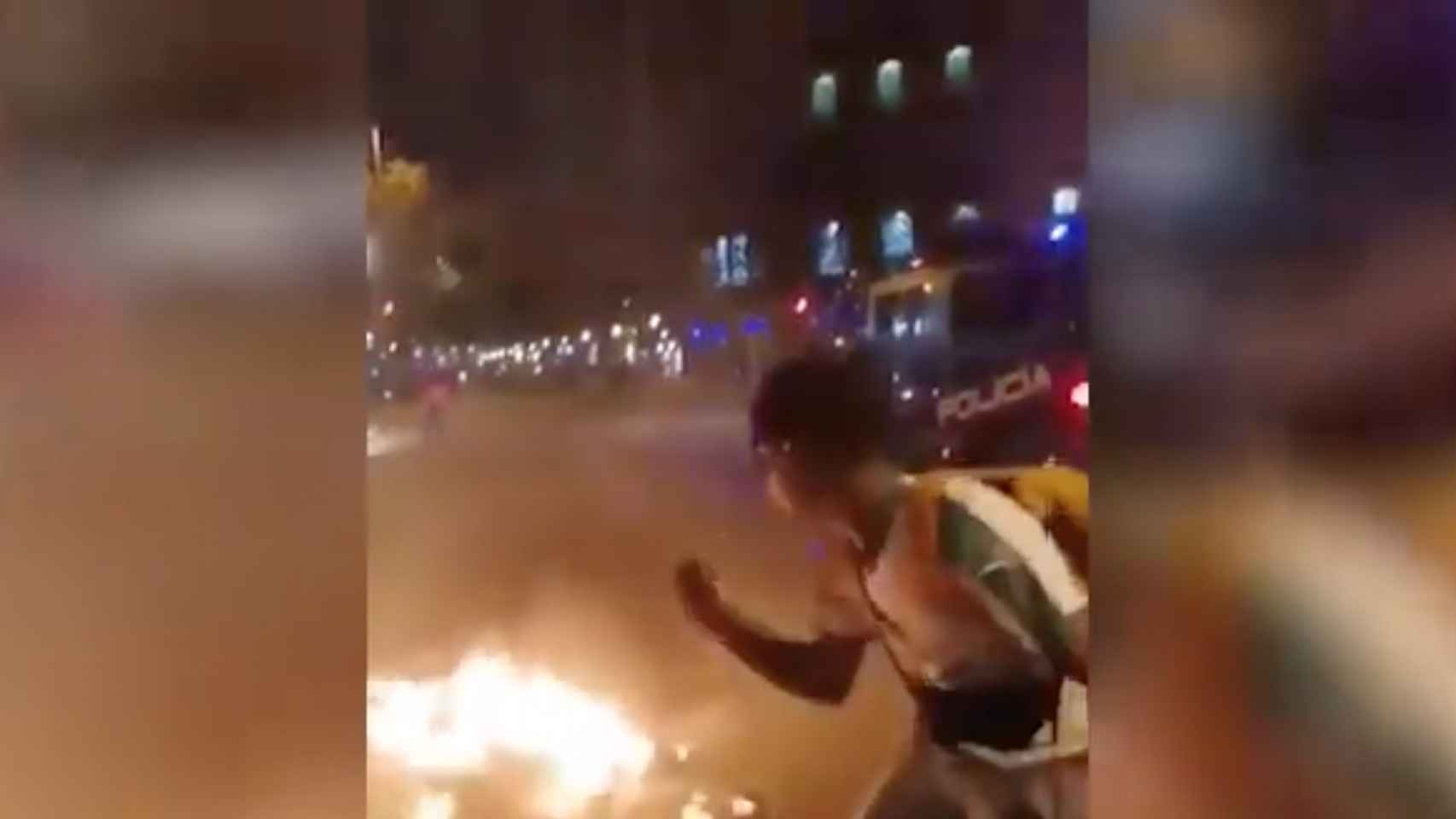 Momento en el que el hombre se enciende un cigarro aprovechando el incendio de una barricada / TWITTER