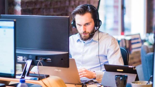 Un empleado ofrece asistencia remota / UNSPLASH