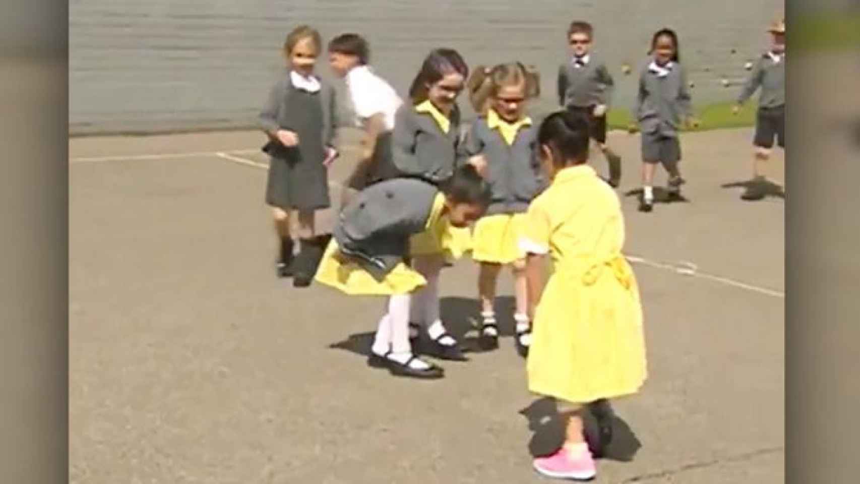 Las amigas de la pequeña alucinaron con su nueva pierna protésica