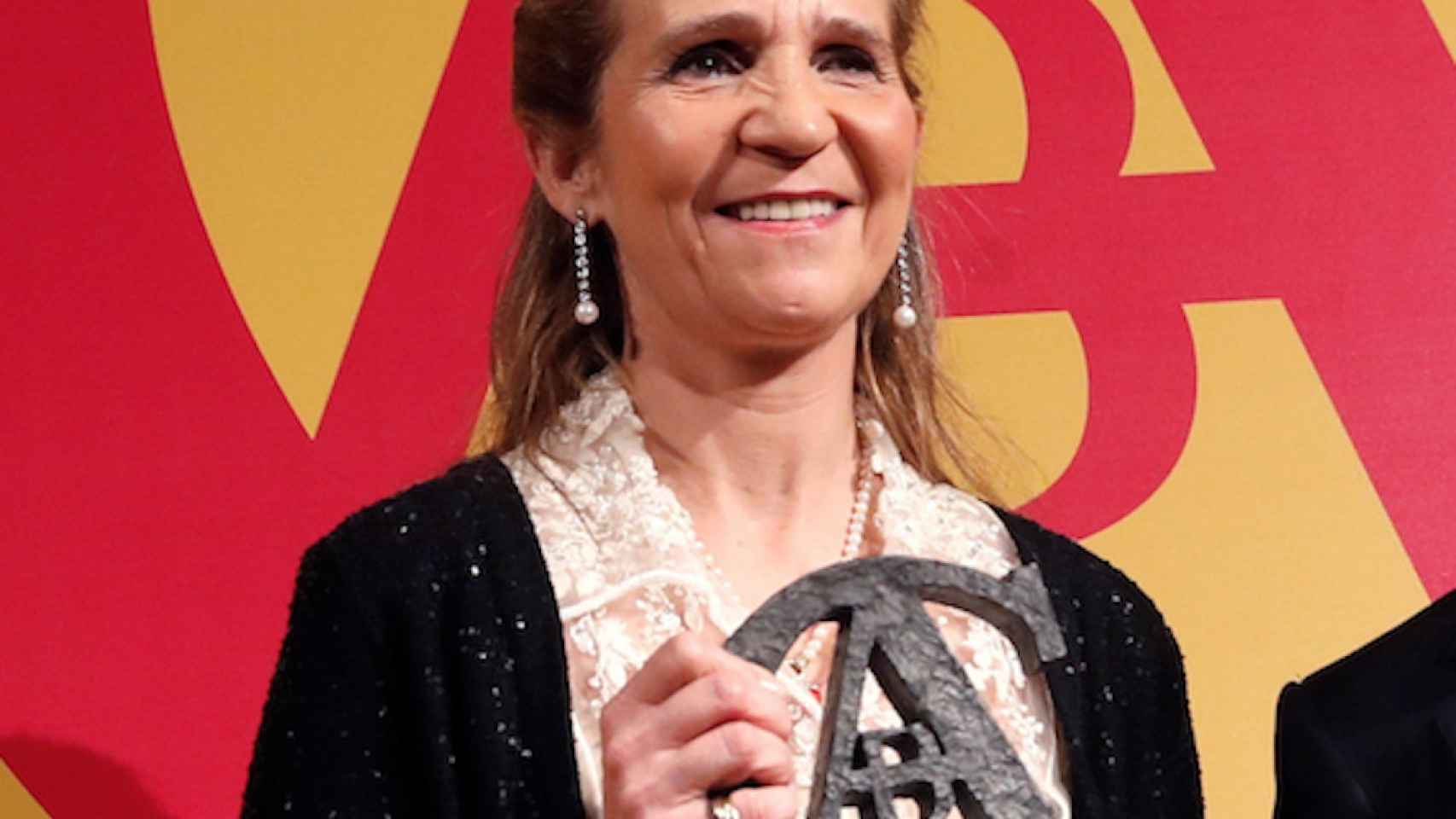 Una foto de la Infanta Elena recogiendo el premio en la X edición del Premio Taurino