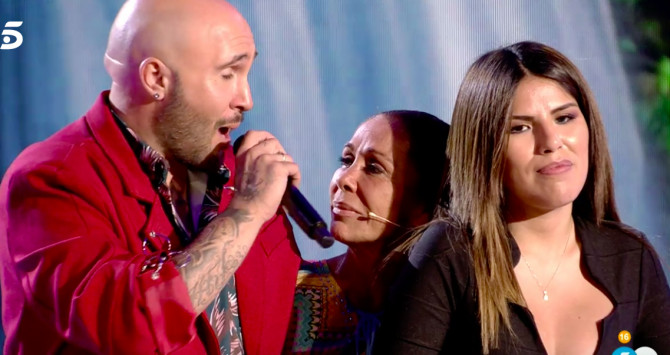 Isabel Pantoja junto a sus dos hijos, Kiko Rivera y Chabelita, en 'Supervivientes' / MEDIASET