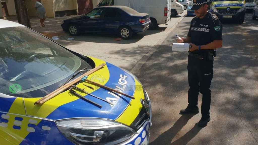 El conductor detenido iba sin carnet llevaba estas armas blancas en su coche / @EmergenciasSev