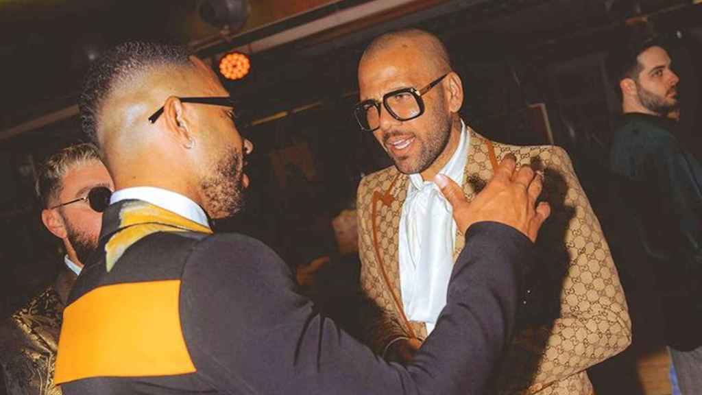 Dani Alves, de fiesta en una discoteca junto a un jugador del Barça / REDES