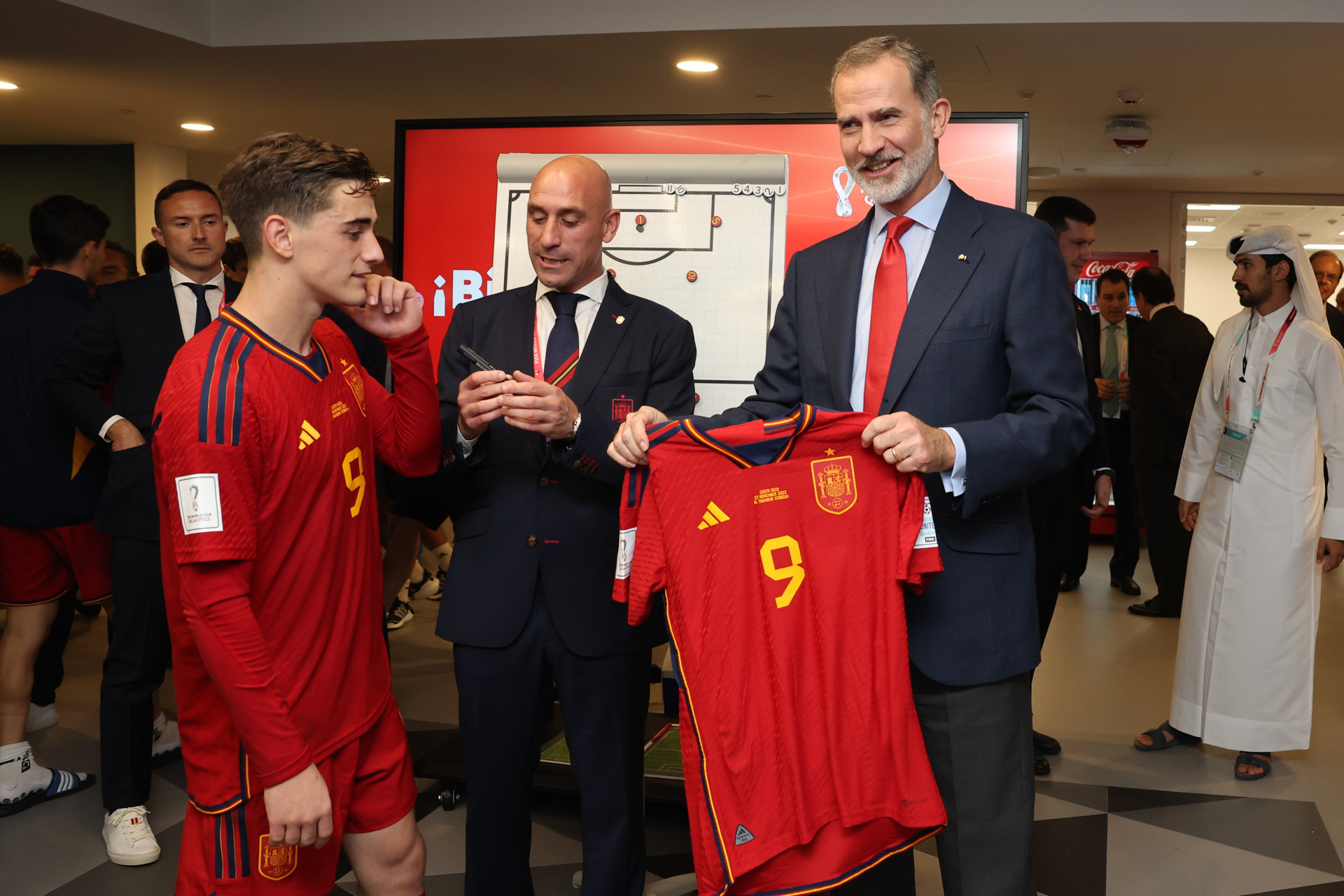 El Rey Felipe VI, con una camiseta de Gavi tras la victoria de España ante Costa Rica / EFE