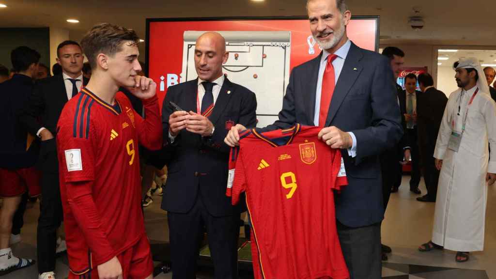 El Rey Felipe VI, con una camiseta de Gavi tras la victoria de España ante Costa Rica / EFE