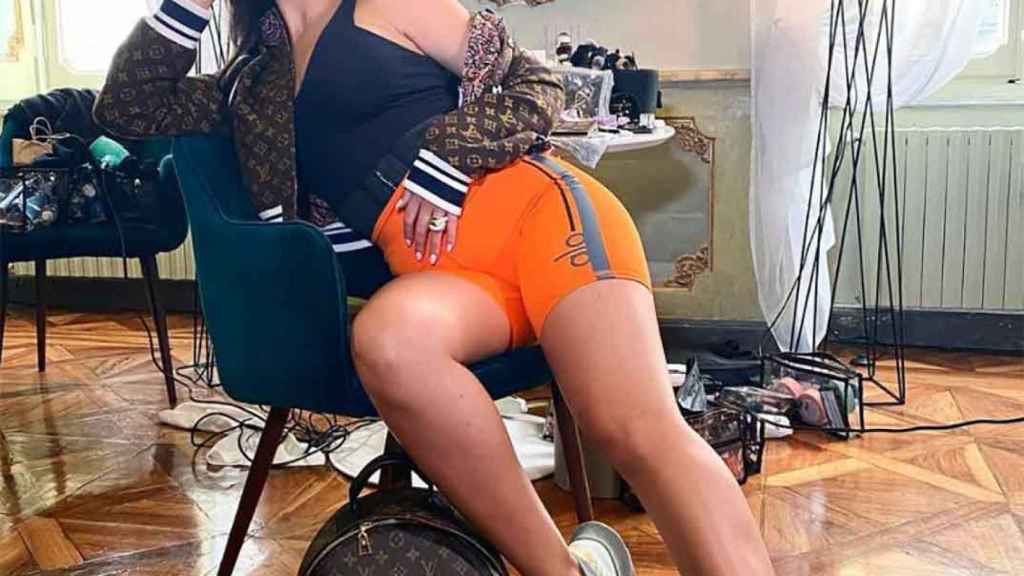 Georgina Rodríguez tumbada en una silla