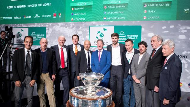 Gerard Piqué con su equipo y miembros de la Federación Española de Tenis / EFE