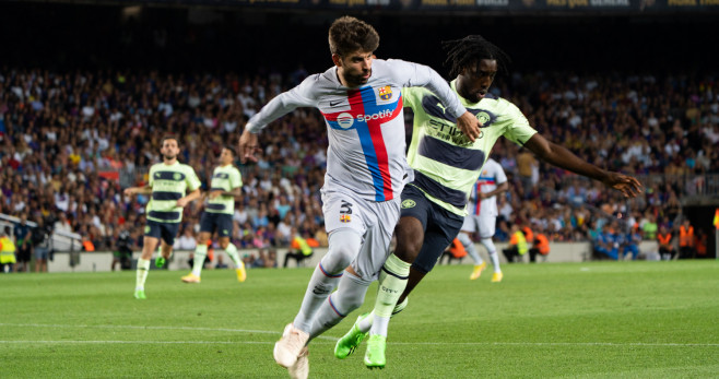 Gerard Pique, contra el Manchester City / LUIS MIGUEL AÑÓN (CULEMANIA)