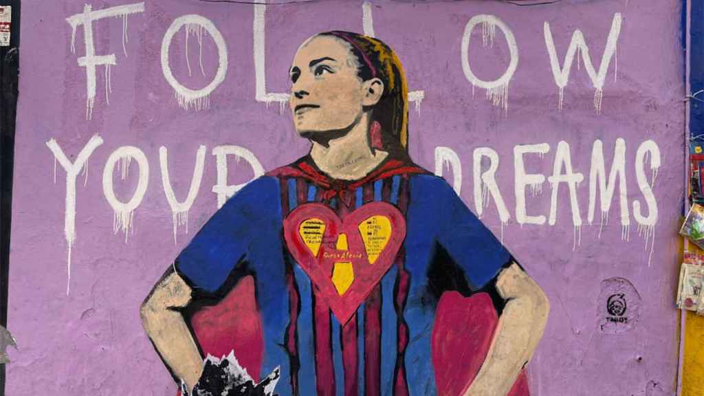 El graffiti de Alexia Putellas en Barcelona, lleno de pintadas vandálicas / REDES