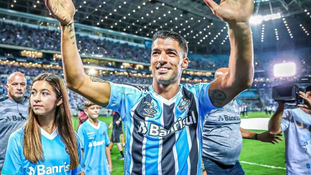 Luis Suárez ficha por el club de Ronaldinho en Brasil