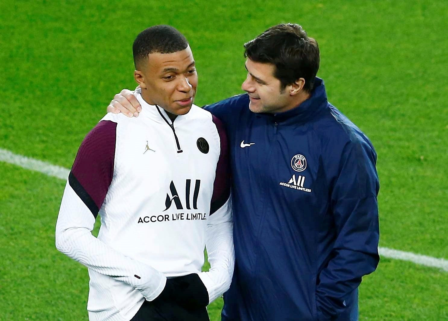 Mauricio Pochettino hablando con Kylian Mbappé / EFE