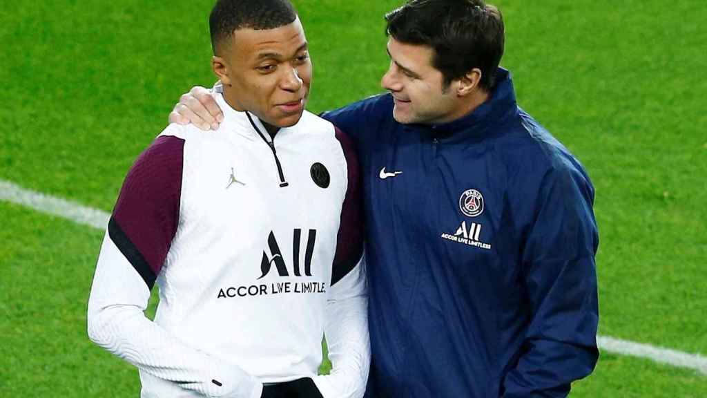 Mauricio Pochettino hablando con Kylian Mbappé / EFE