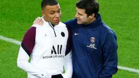 Mauricio Pochettino hablando con Kylian Mbappé / EFE