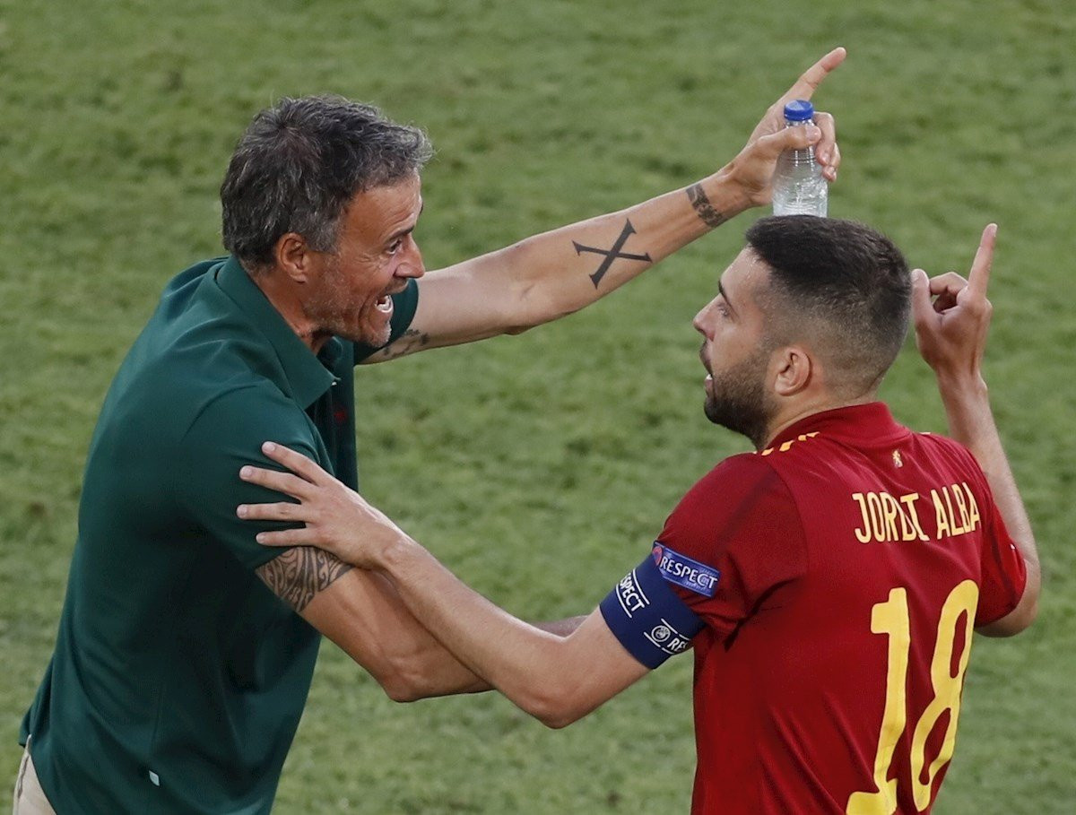 Jordi Alba recibe órdenes de Luis Enrique ante Polonia / EFE