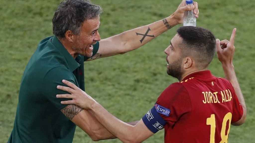 Jordi Alba recibe órdenes de Luis Enrique ante Polonia / EFE