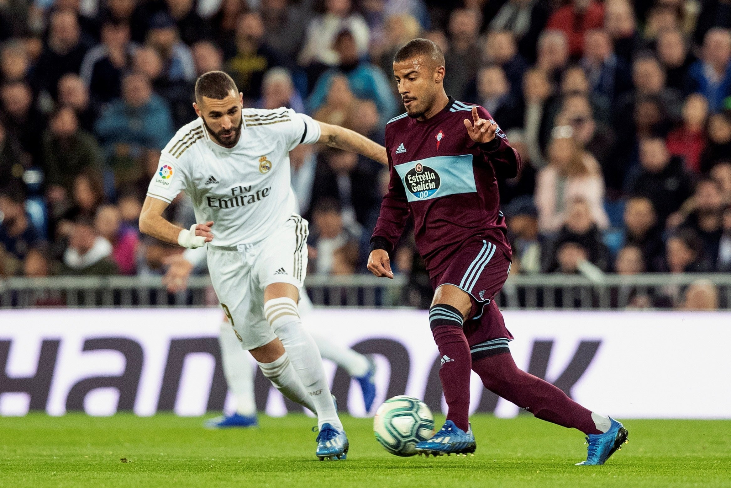 Rafinha en una acción de juego contra el Madrid / EFE