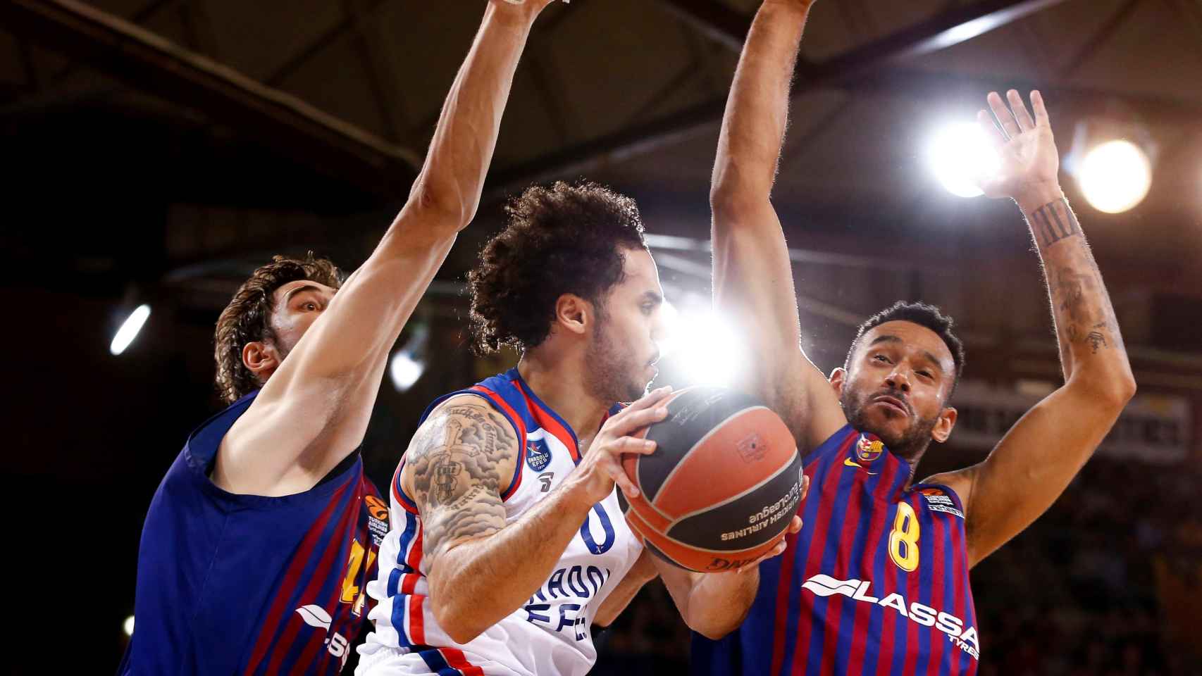 Shane Larkin destroza al Barça en el Palau / EFE