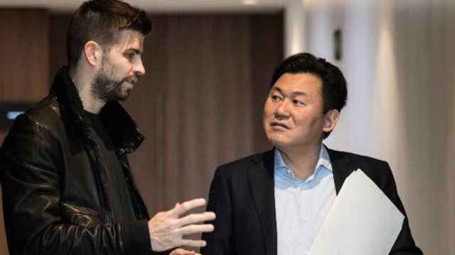 Gerard Piqué e Hiroshi Mikitani en una imagen de archivo / EFE