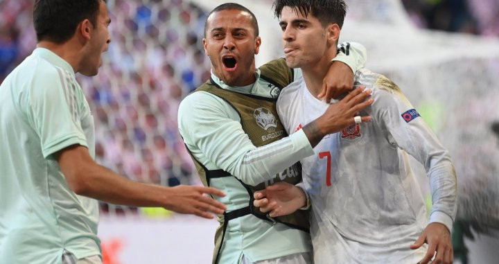 Álvaro Morata celebra, junto a Thiago Alcántara y Éric García, uno de sus goles en esta Eurocopa / EFE