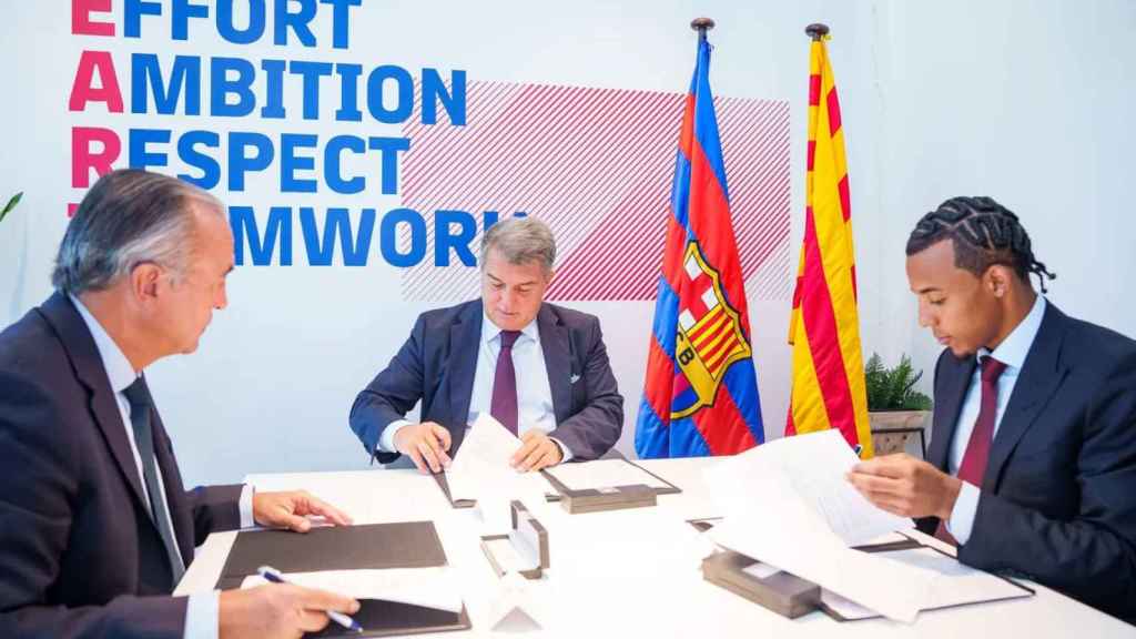 Rafa Yuste, Joan Laporta y Jules Koundé, en la firma oficial del francés como jugador del Barça / FCB