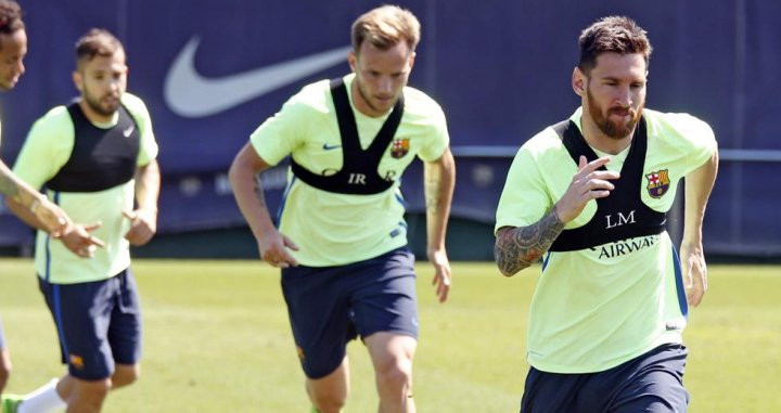 Messi y Rakitic probando los chalecos con GPS / EFE