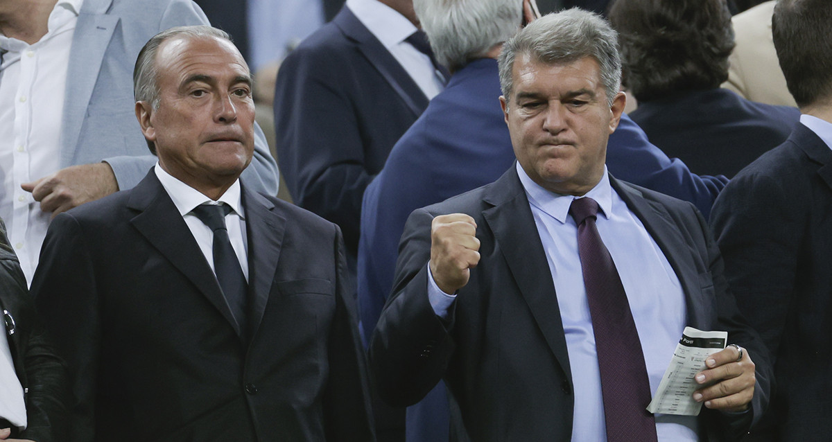 Joan Laporta, junto a Rafa Yuste, celebrando uno de los goles del Barça en el Camp Nou / EFE