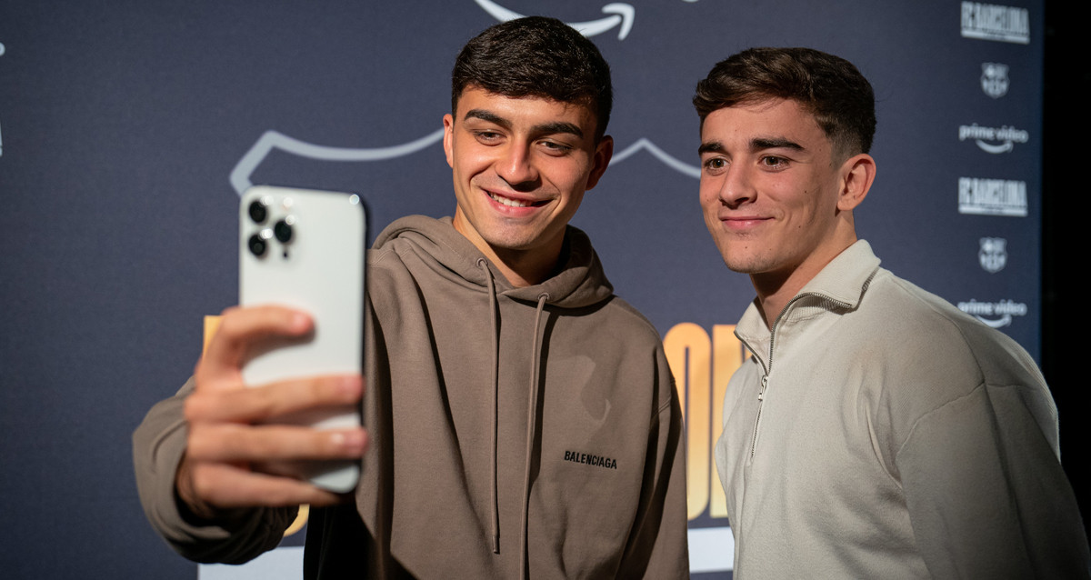 Pedri y Gavi, tomándose un selfie, en la presentación del documental del Barça 'A new era' / FCB